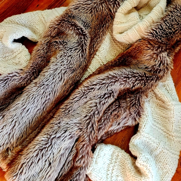 RUE 21 Faux Fur Zippered Hooded Vest - Size S/M - Picture 2 of 10